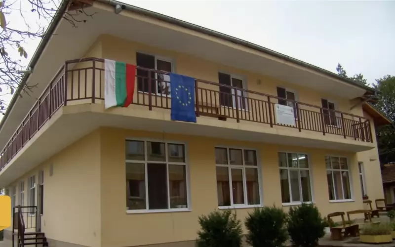 Домът в Драганово изглежда добре отвън, вътре е като всеки друг социален дом у нас - с неработещ персонал и обитатели, изоставени на произвола на съдбата.