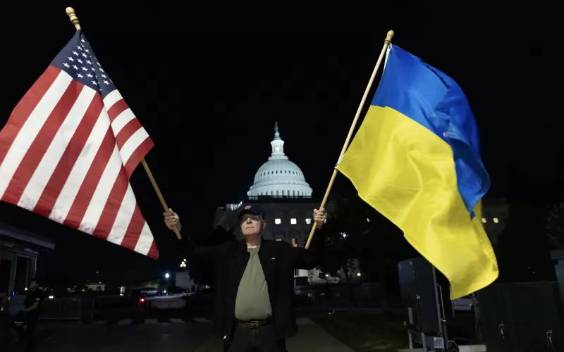 Поддръжници на Украйна веят американски и украински знамена пред Капитолия във Вашингтон.