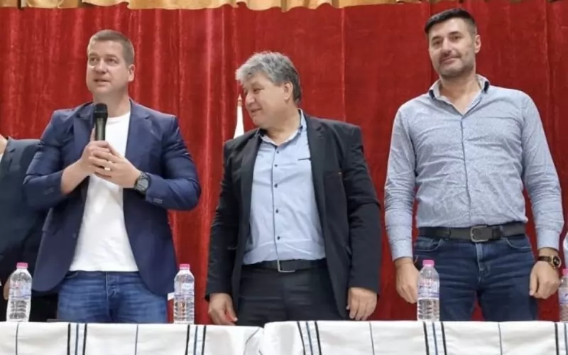 Кметът на Стара Загора Живко Тодоров говори пред публика в компанията на Янко Янков (вдясно). 