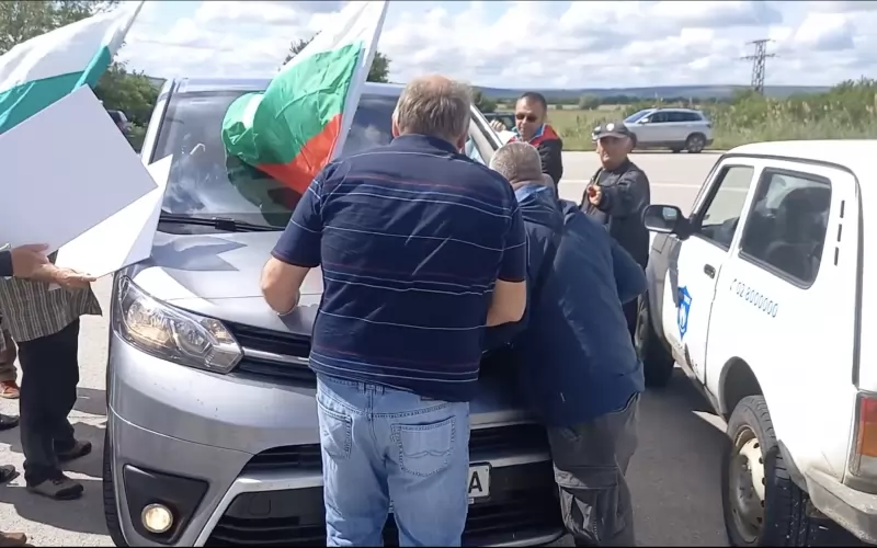 Активисти на "Възраждане" изтласкват украинската кола и никъде няма и един полицай.