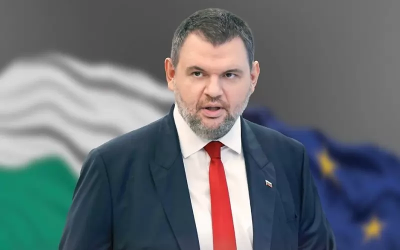 Делян Пеевски, а зад него българското и европейското знаме - кадър, който упорито се разпространява от ДПС. Целта е ясна: нов имидж за човека, възприеман като символ на задкулисието.