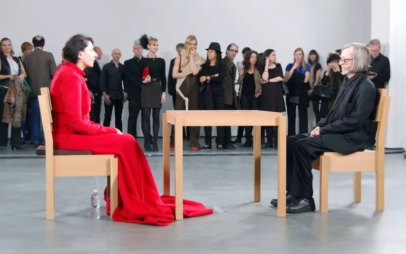 Марина Абрамович в един от най-прочутите си пърформанси The Artist Is Present (MoMA, Ню Йорк, 2010 г).