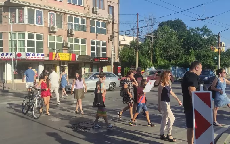 Вече няколко дни живеещите в района на ул. "Опълченска" затварят вечер кръстовището с ул. "Кирил и Методий".