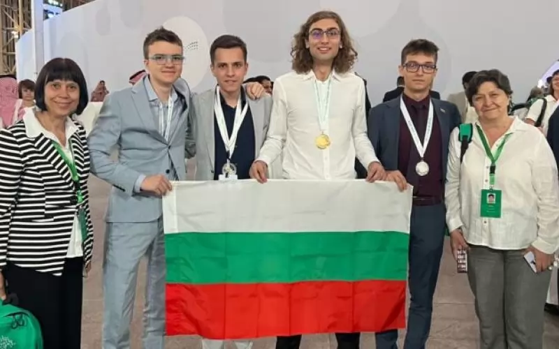 Златният медал за Виктор Лилов (в средата) е втори в рамките на 16 дни.