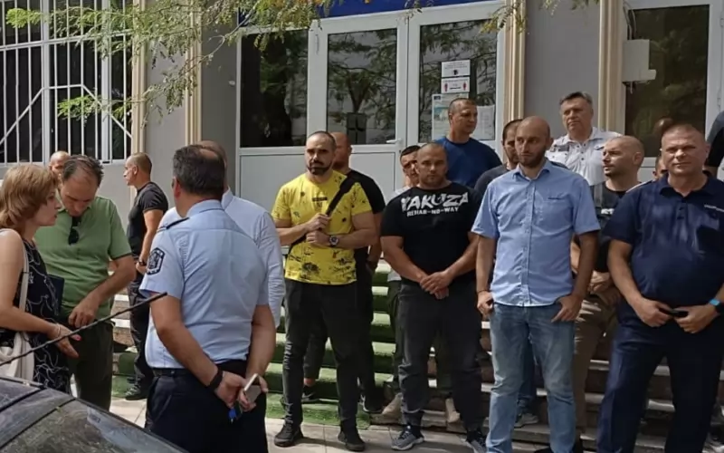 Полицаи на протест.