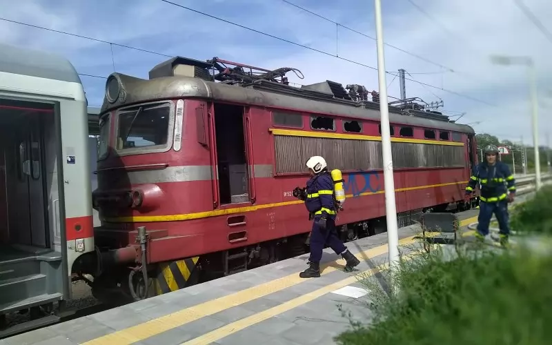 Пожарникари работят по локомотива, който е спрян на гарата в Чирпан.