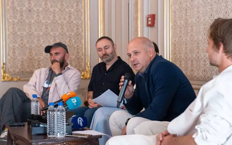 Директорът Васил Василев, режисьорът Младен Алексиев и актьорът Христо Петков, който ев една от главните роли в "Оръжията и човекът" при Джон Малкович.