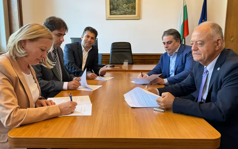 Споразумението е подписано от Надежда Йорданова, Божидар Божанов, Кирил Петков, Асен Василев и Атанас Атанасов (отляво надясно). 
