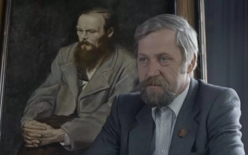  Дмитрий Достоевски до портрета на великия си прадядо.