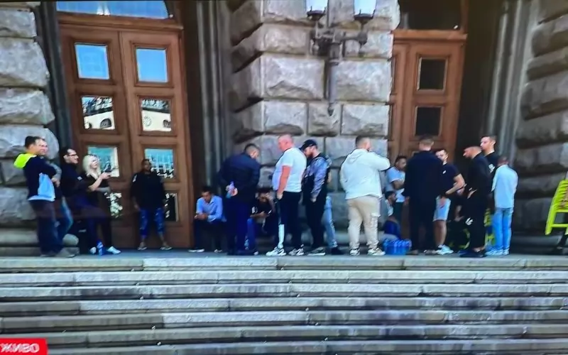 Младежи стоят пред сградата на Народното събрание, където се помещава и ЦИК