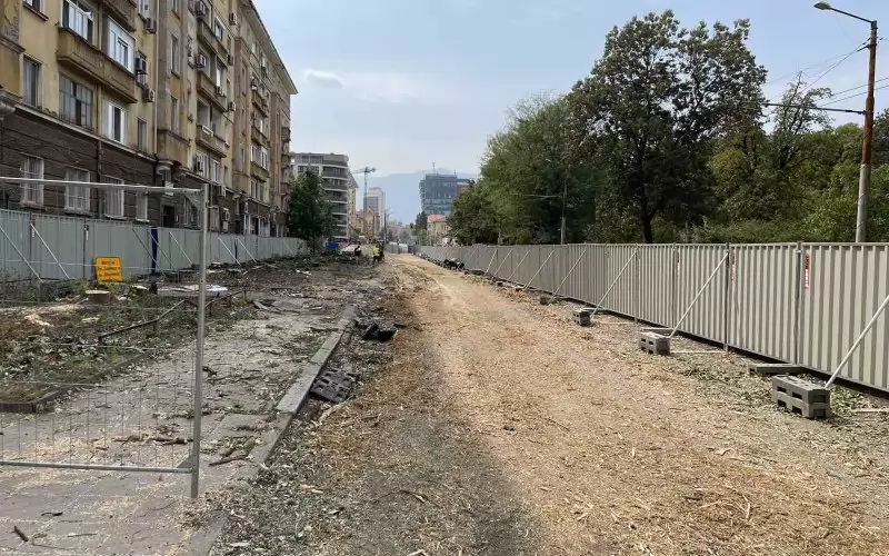 Ремонтът на около 700 м. от "Опълченска" започна през юли, а през септемви бяха отсечени десетки дървета. 