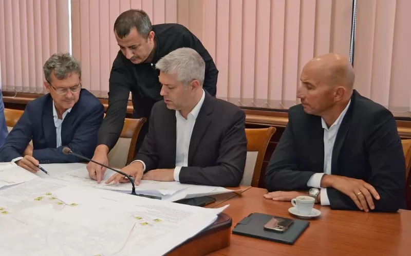 Положението на Благомир Коцев и екипа му се влошава още.