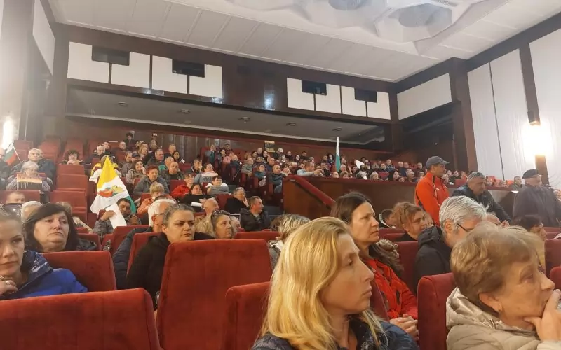 Множеството в залата.