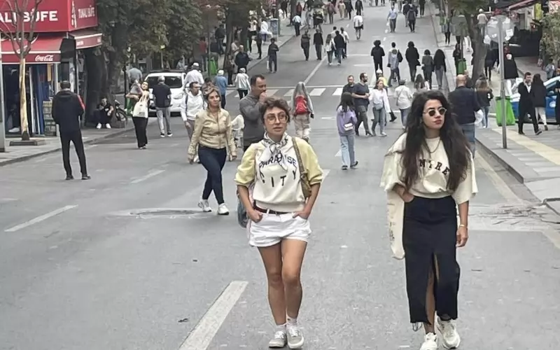 Улицата е пълна с млади хора.