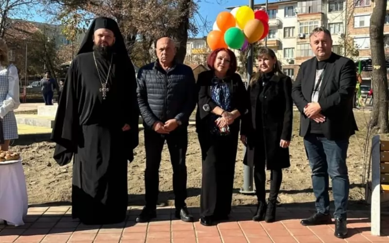 На 7 ноември кметът Рангелова (в средата) откри обновен градски парк.