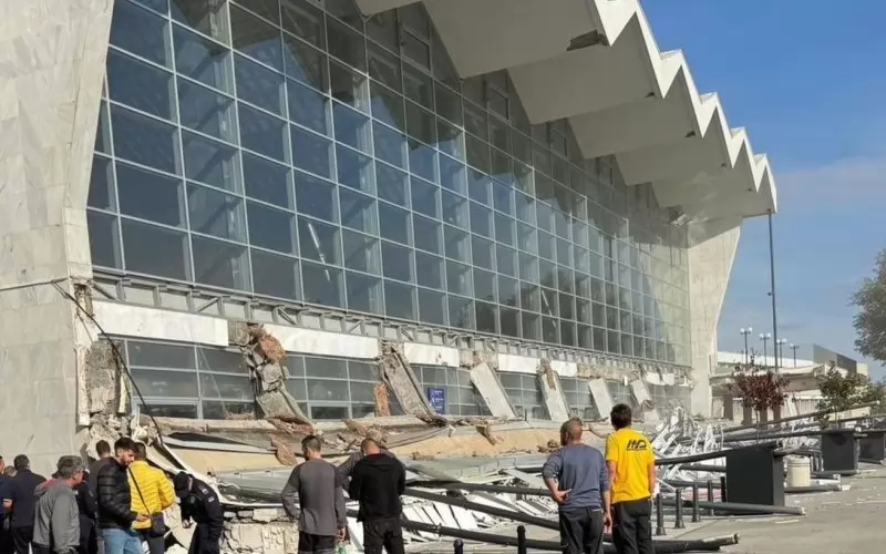 Под рухналата бетонна козирка е имало пейки с множество хора насядали по тях