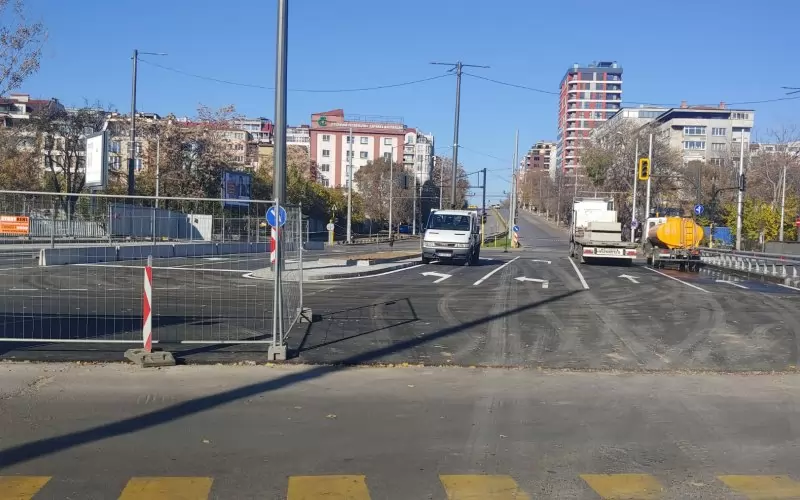 Днес по моста вървяха довършителни работи и измиване с цистерна. 