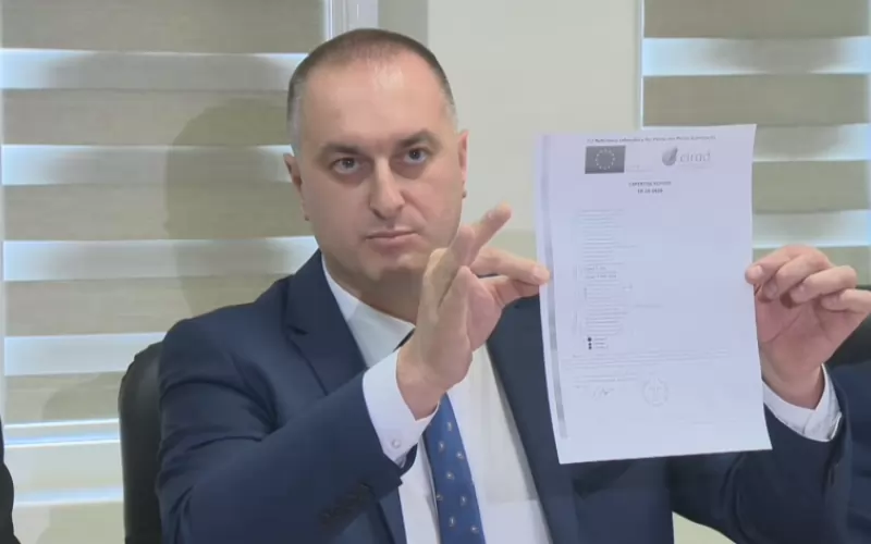 Шефът на БАБХ Светлозар Патарински показва протокола от Монпелие, който потвърждава заразата.