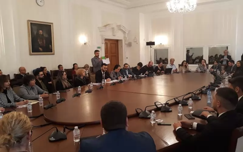 Организатори на кръглата маса бяха Български дарителски форум, Български център за нестопанско право, Български червен кръст, Национален младежки форум, Герои на времето и др.