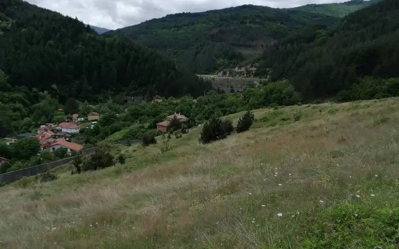 В този район край Кюстендил следва да бъде едноименният язовир - в дъното на снимката се вижда започнатата някога язовирна стена.