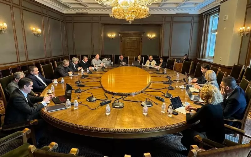 Както беше досега, политическите сили проведоха разговора при закрити врати.