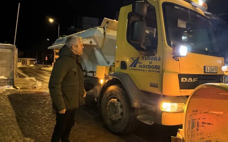 Не му е лесно на Благомир Коцев да направлява камиона.