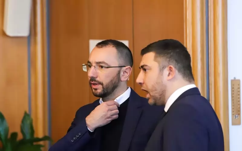 Удължаването на договора с "МТК Гроуп" бе предложено от Карлос Контрера (вдясно) и бе подкрепено от групите на ГЕРБ, БСП и ИТН. 