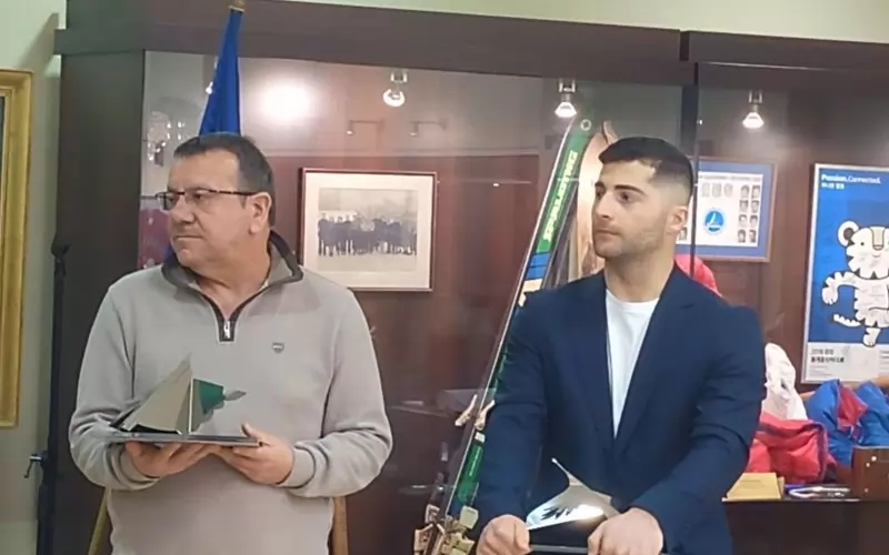 Тодор Шабански (вляво) и Бюлент Мюмюнов слушат поздравителната реч на председателя на БОК Стефка Костадинова.