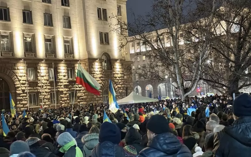 Стотици се събраха в триъгълника на властта, за да демонстрират подкрепата си към Украйна. 