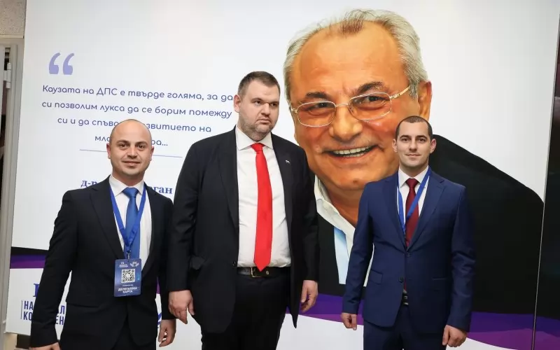 Ибраим Зайденов (вляво) заедно с Делян Пеевски на националната конференция на младежкото ДПС през февруари 2024 г. Тогава партията все още беше единна.