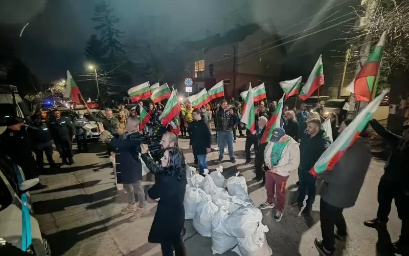 Хората на Михайлов стовариха на улицата чували, за да напомнят символично за чувалите с бюлетини, някои от които мистериозно изчезнаха.
