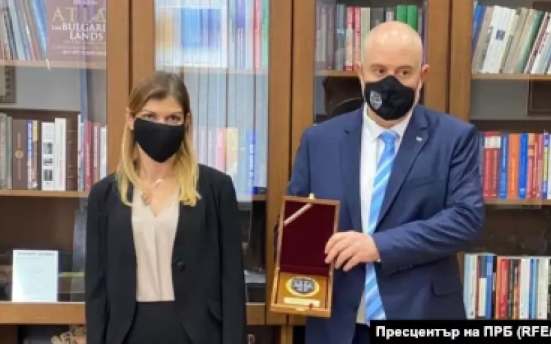 Иван Гешев награждава Невена Зартова по време на ковид кризата