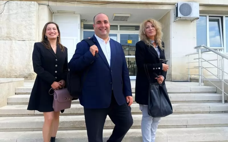 Адв. Стефан Ангелов от "Програма достъп до информация" с Магдалена Славова и Пепи Попова-Добрева от "Вода за Омуртаг" пред съдебната палата в Търговище.