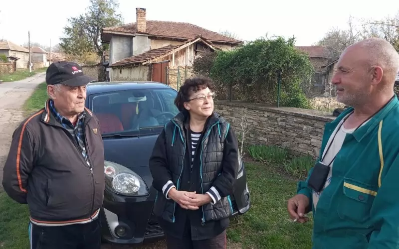 Николай, Анка и бат' Марчо (в дясно) обсъждат с настроение селските проблеми.