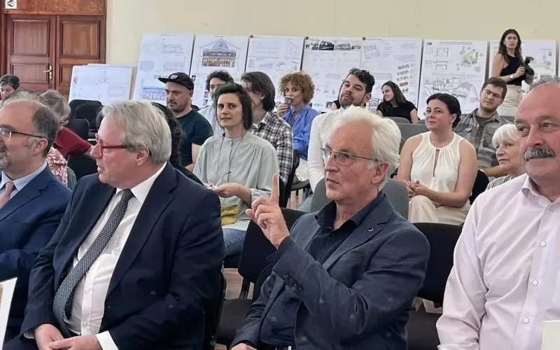 Арх. Петър Петров (втория от дясно на ляво) пострада при кадруване.