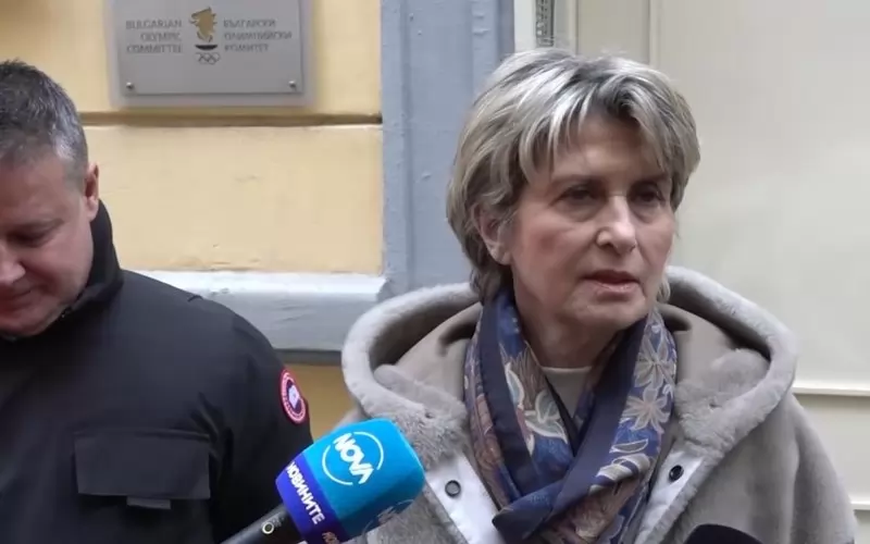 Весела Лечева излага гледната си точка пред сградата на БОК, придружена от Данаил Димов