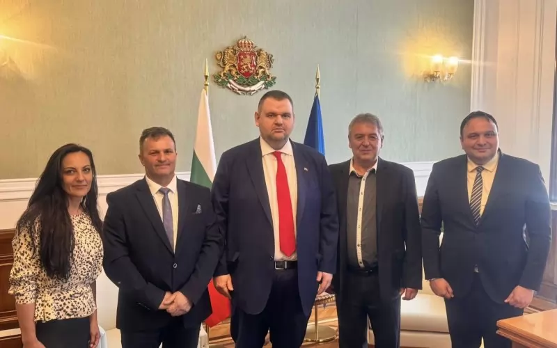 Пеевски с новите си поддръжници.
