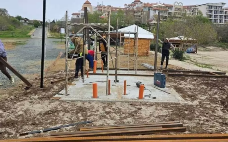 Разрушаването започна с премахването на металната конструкция