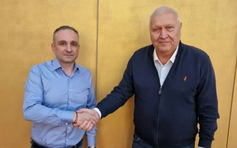 Председателите на БСФШ Милен Василев (вляво) и на БФШ 2022 Васил Антонов (вдясно) си стискат ръцете след подписването на меморандума.