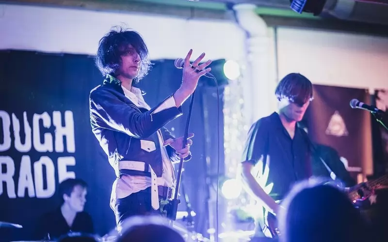 Фронтменът на The Horrors Фарис Бадуан по време на концерт на групата.