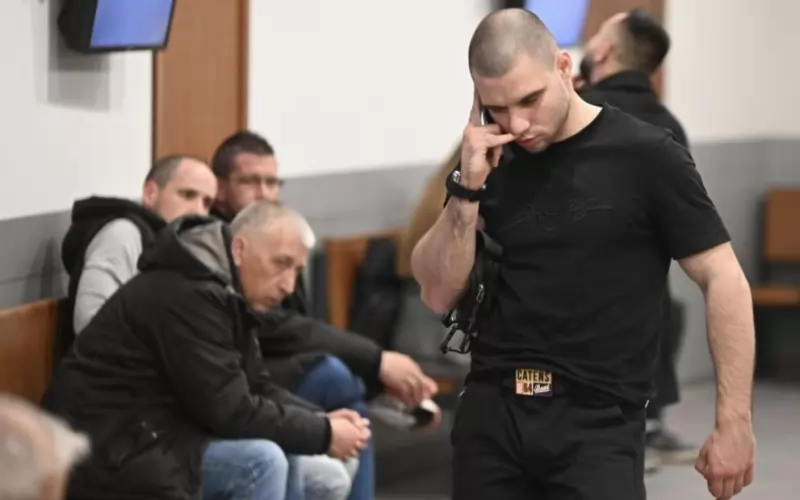 Прокурорският син Васил Михайлов говори по телефона в Софийски районен съд
