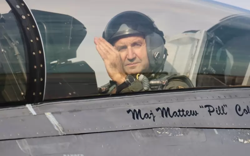 Президентът и върховен главнокомандващ Румен Радев в кабината на F-16, повозен от командира на авиобаза "Авиано" в Италия генерал Тад Кларк, след като беше против сделката за американския изтребител