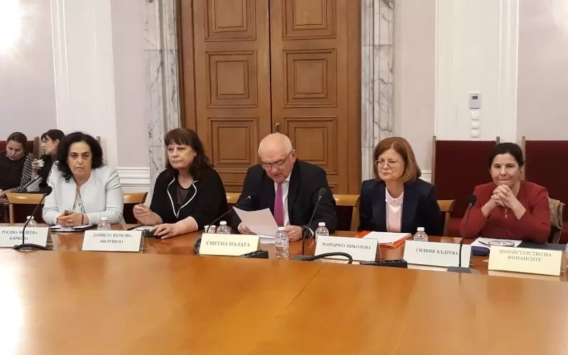 Силвия Къдрева и Маргарита Николова (отляво надясно) пред бюджетната комисия, докато Димитър Главчев представя кандидатурите им.