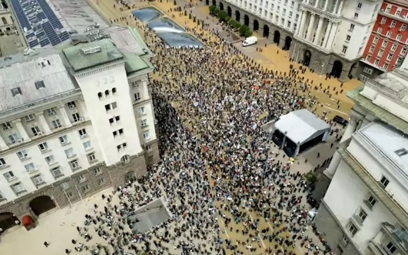 На пл. "Независимост" в София се събраха около 2500 души.