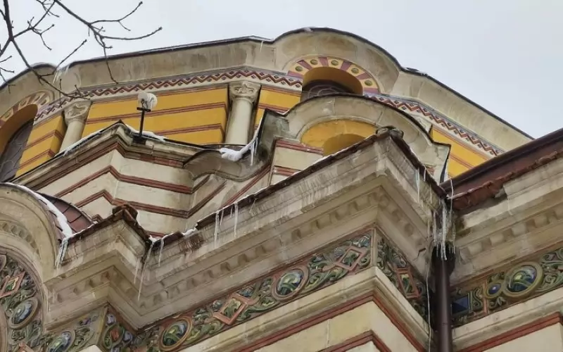 Част от сградата се руши в момента, алармират от Българската асоциация за термално наследство