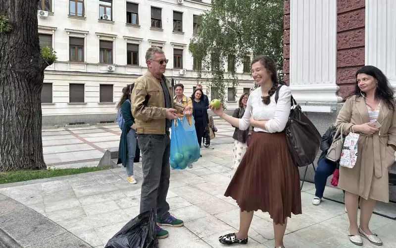 Юлиан Вергов дори почерпи момичетата на опашката с ябълки.