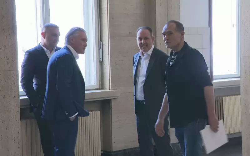 Братята Домусчиеви и Васил Божков пред съдебната зала