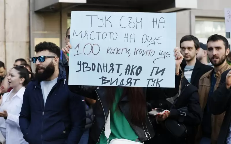 Протестиращите лекари и медицински сестри скандираха "Мотивация няма!" и "Искаме достойно бъдеще в България!"