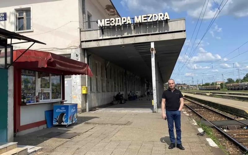 Гроздан Караджов на гара Мездра.