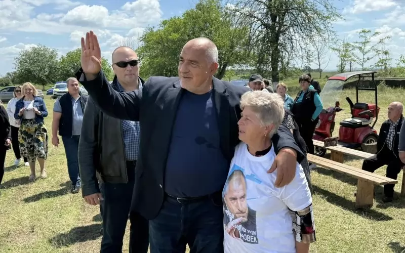 Обиколките из страната, на които партийният лидер се къпе в народната любов, не дадоха очаквания резултат и водената от него ГЕРБ претърпя най-голямото си изборно поражение.